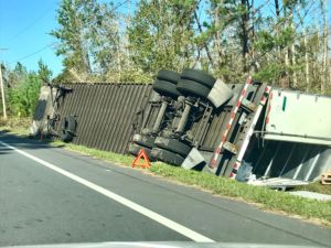 Nuestros abogados especialistas en accidentes, explican las causas más comunes de los accidentes de camiones de 18 ruedas en Florida.